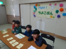 難しい問題の答えを考える小学生の写真