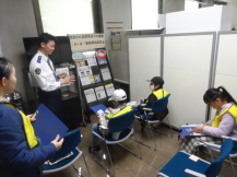 麻生警察でインタビューをする小学生の写真