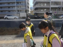 地図作りのために、たくさん歩く小学生の写真