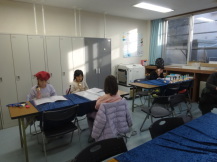 ハンドベルの演奏を頑張る小学生の写真