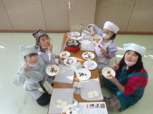 出来上がったパイを食べる小学生の写真