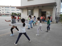 ソーラン踊りを練習する子どもたちの写真