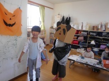 自分で作ったハロウィンの衣装を着た子どもの写真
