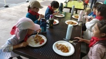 カレーを食べる子どもたちの写真