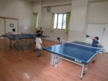 卓球を楽しむ子どもたちの写真