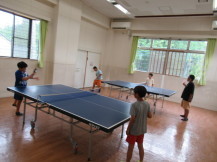 卓球を楽しむ子どもたちの写真