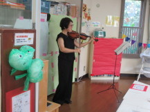 先生がバイオリンを演奏している写真