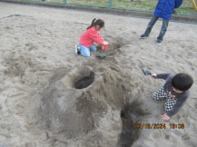 砂あそびをしていたら巨大な穴が掘れた児童