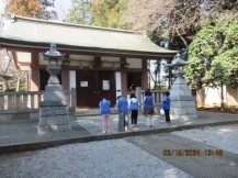 近隣の神社を通る際にお参りする児童たち