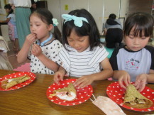 クレープを食べている子どもたちの写真