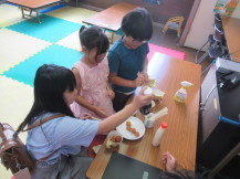 仲良くたこ焼きを食べている写真