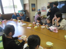 豚汁を食べている写真