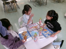 小学生がパンを食べている様子