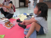 靴を試し履きしている女の子の写真
