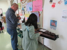 木琴を練習している子どもの写真