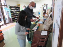 木琴の練習をしている子どもの写真
