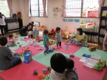 乳幼児室で遊んでいる親子の写真