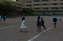 校庭で遊ぶ子どもたちの写真
