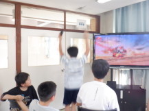 ゲームに勝ち喜んでいる中学生