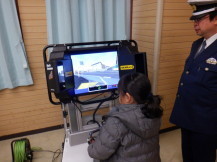 自転車シミュレーターを体験する小学生児童の写真