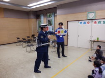 信号の渡り方について川崎警察署の方に教わる参加児童の写真