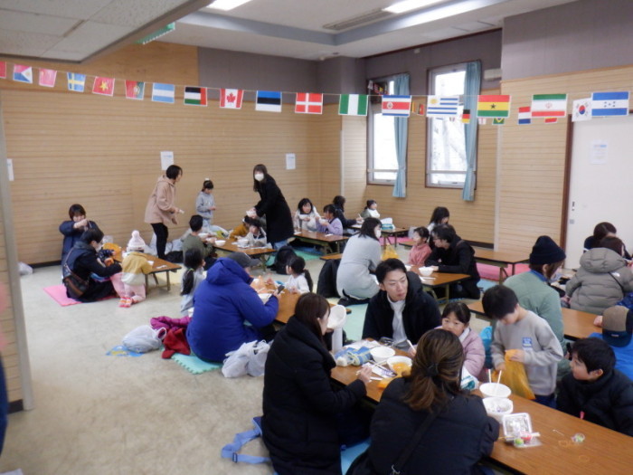 集会室で提供された豚汁といそべ焼きを食する地域住民のみなさまの写真