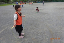 縄跳びをする子どもたちの写真