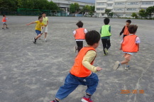 鬼ごっこをする子どもたちの写真