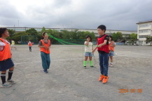 縄跳びをする子どもたちの写真