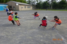 一生懸命綱を引っ張る子どもたちの写真