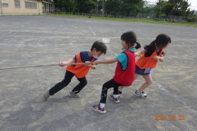 一生懸命綱を引っ張る子どもたちの写真