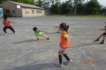 一生懸命綱を引っ張る子どもたちの写真