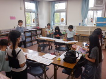 発表会に向けてハンドベルの演奏の練習をする小学生児童の写真