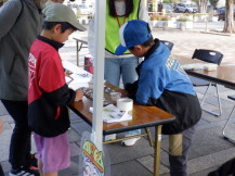 マンカラで遊ぶ小学生児童の参加者の写真