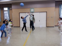 ジャンプボールのため飛び上がる小学生児童の写真