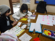 ２月のバレンタインに向けて、ハートの壁面飾りを作る子ども達