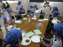 自分で作ったおにぎりをおいしそうに食べる子どもたち