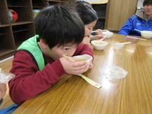 美味しそうにとん汁を食べる小学生