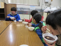 おしるこの甘さに笑顔が見える小学生たち