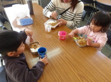 カレーを食べている様子