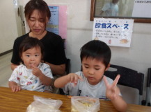 ポップコーンを食べている様子