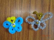 こちらは2色のモールを使って蝶を作りました。