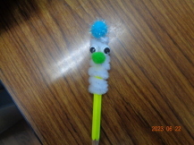 こちらは鉛筆に巻き付くキャラクターです。