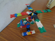 子どもたちが普段遊んでいるブロックやラキューで作った作品です。