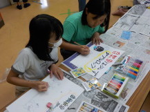 子どもたちがポスターを描いている写真