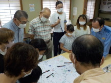 子どもと大人が地域の安全について話し合いをしている写真