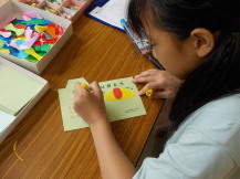 子どもがサンキューカードを作っている写真