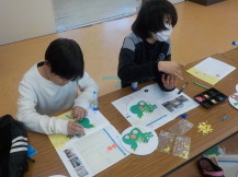 子どもたちが飾りを作成している写真
