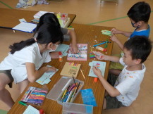 子どもたちがサンキューカードを作っている写真