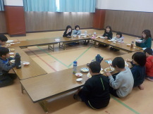 子どもたちがカレーを食べている写真